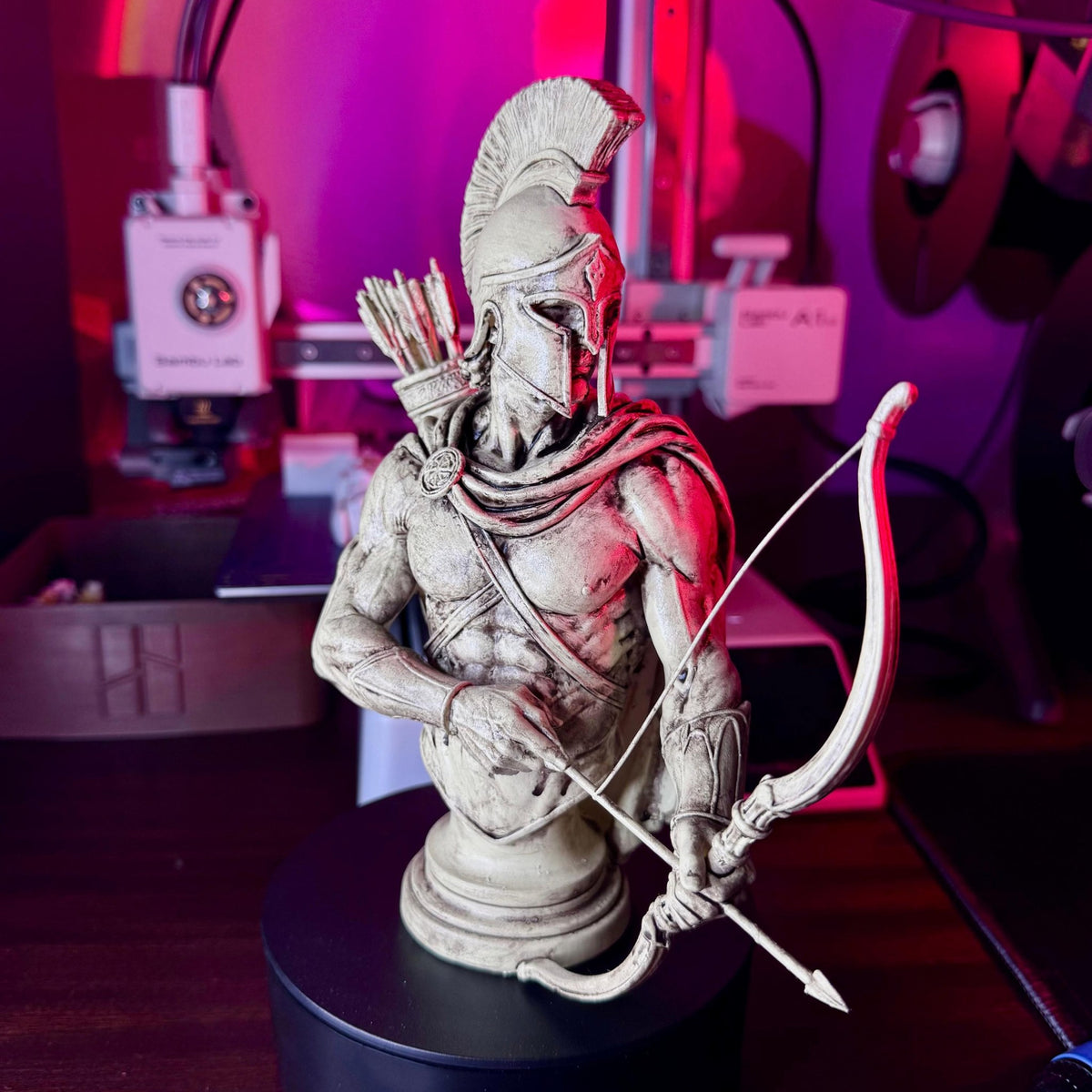Hand-painted Spartan archer bust by RU3D, detail of the helmet and bow